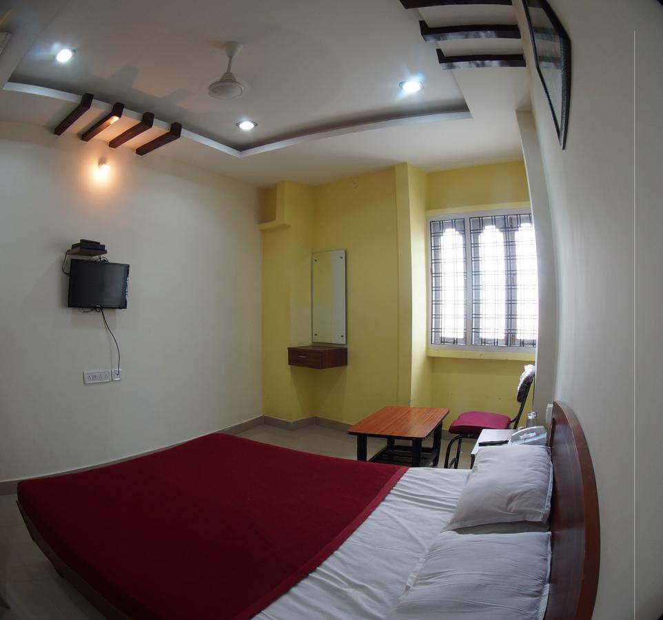 โอโย 74392 โฮเทล มหิศ เรซิเดนซี Hotel ไฮเดอราบัด ภายนอก รูปภาพ
